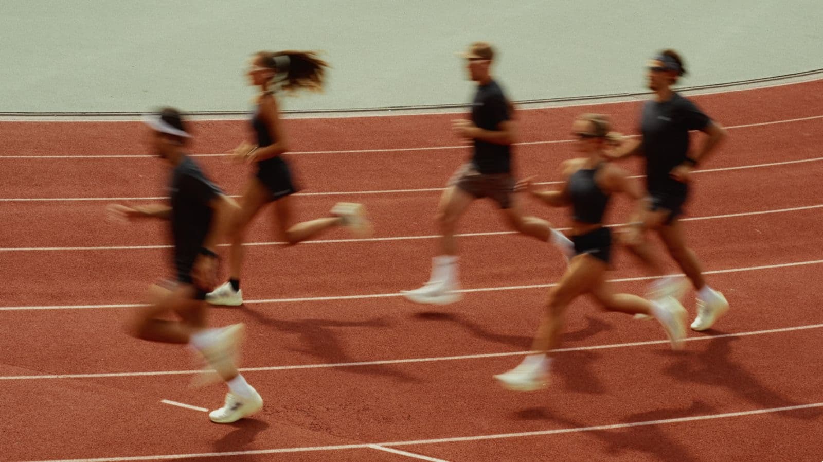 Runners of the Biarritz Running Club on the Aguilera track
